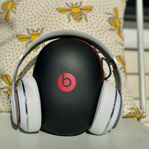 White bears studio2 wired headphones